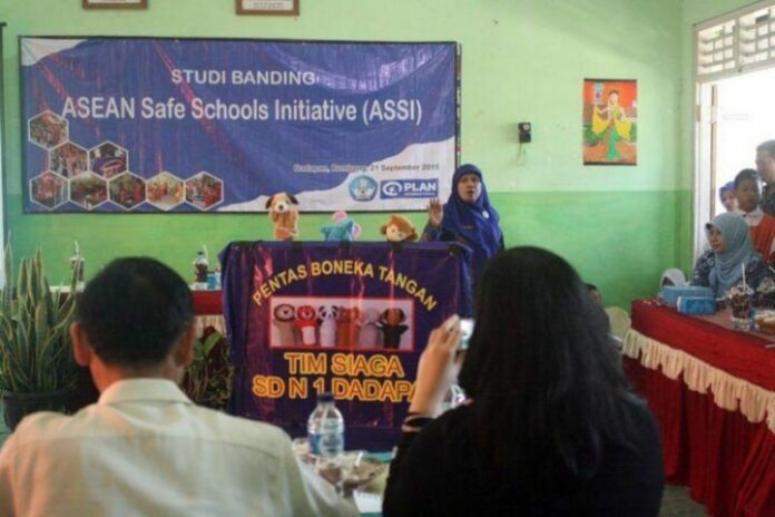 Sosialisasi konsep sekolah aman melalui boneka tangan. (Photo: Heri CS - Idola FM)