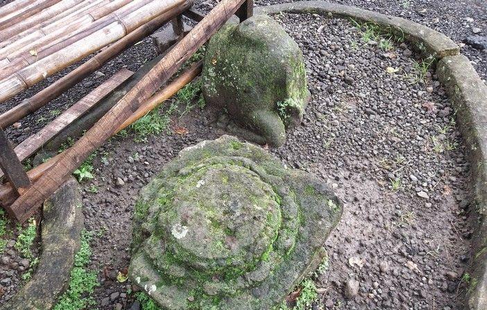 Batu Umpak Dan Arca Nandi. (photo: sutrisnasmg.blogspot)