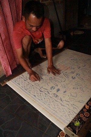 Mas Awang sedang menggambar motif kain tenun Troso. (Photo: Yudhi Arunggani / Astin)