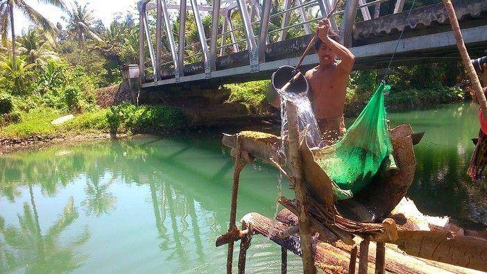 Pembuat sagu tradisional di sunga selawai. (Photo: Astin Soekanto)