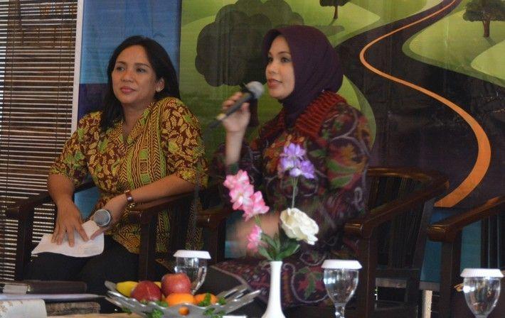 Ibu Tia Hendrar Prihadi (kiri) saat menjadi narasumber Journey To Success on Stage Radio Idola.