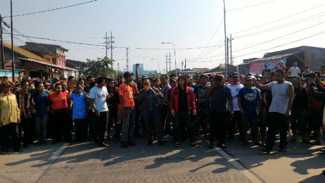 Ratusan warga Kebonharjo melakukan blokade di jalan Ronggo Warsito. (photo: Widi/Anggit)