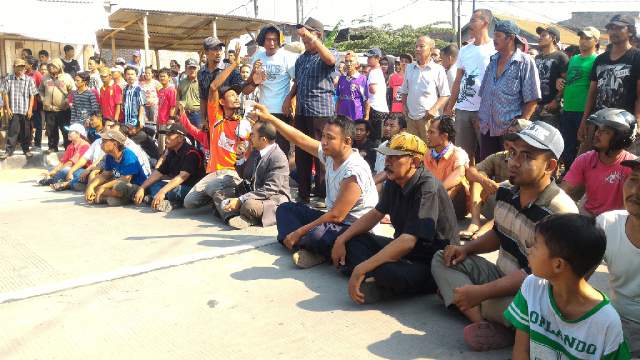 Ratusan warga Kebonharjo melakukan blokade di jalan Ronggo Warsito. (photo: Widi/Anggit)