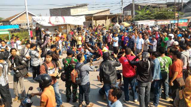 Ratusan warga Kebonharjo melakukan blokade di jalan Ronggo Warsito. (photo: Widi/Anggit)