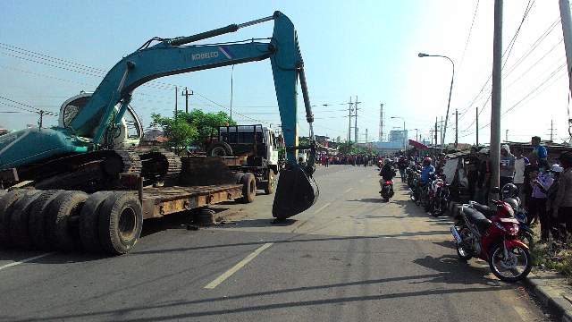 Alat berat diturunkan untuk melakukan eksekusi kampung Kebonharjo. (photo: Widi/Anggit)