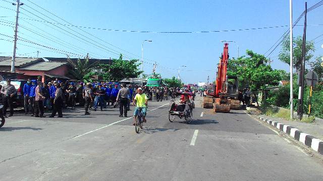 Alat berat diturunkan untuk melakukan eksekusi kampung Kebonharjo. (photo: Widi/Anggit)