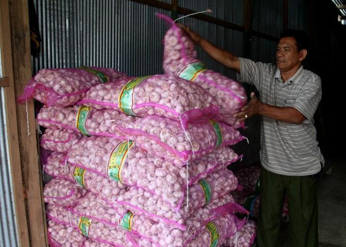 Pedagang mengatur bawang putih di kiosnya di Pasar Tradisional Baruga, Kendari, Sulawesi Tenggara, Senin (8/5).
