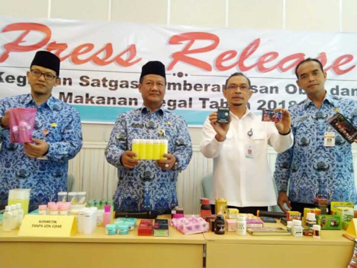 Kepala BBPOM di Semarang Syafriansyah (dua dari kanan)