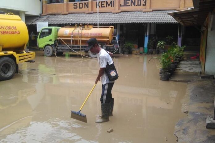 2019-01-31_Anggota BPBD bersihkan lumpur sisa banjir