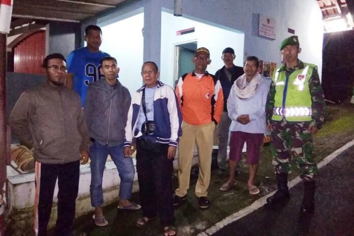 2019-02-07_Warga bersama aparat TNI melaksanakan siskamling