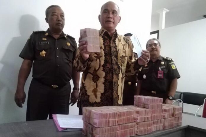 2019-04-30_Kajati Jateng Sadiman (tengah)