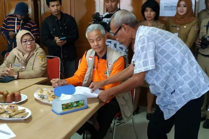 2019-07-08_Ganjar Sidak ke ruang Posko Pengaduan PPDB