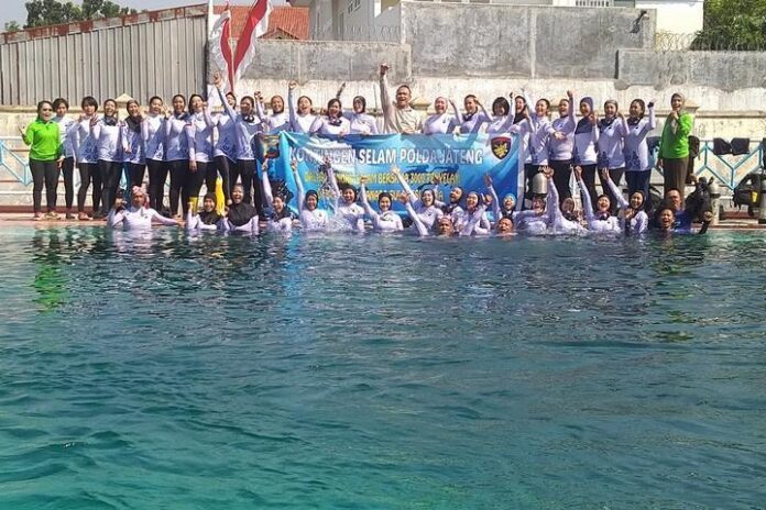 2019-07-27_Risnanto bersama para penyelam