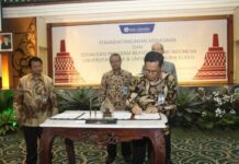 Kepala KPw BI Jateng Soekowardojo menandatangani perjanjian kerja sama pemberian program beasiswa kepada mahasiswa berprestasi, Rabu (11/9).