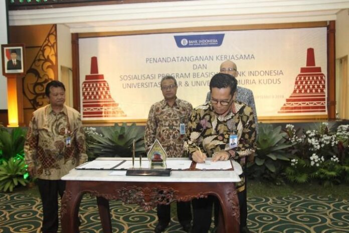 Kepala KPw BI Jateng Soekowardojo menandatangani perjanjian kerja sama pemberian program beasiswa kepada mahasiswa berprestasi, Rabu (11/9).