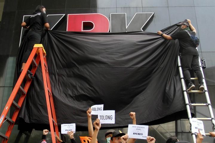 Pegawai KPK menggelar aksi unjuk rasa di kantor KPK
