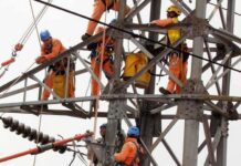 Personel PLN ketika melakukan perbaikan jaringan kelistrikan.