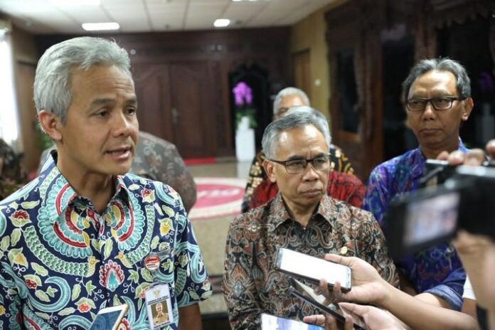 Gubernur Ganjar Pranowo memberikan penjelasan kepada media terkait pencemaran Sungai Bengawan Solo.