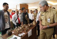 Gubernur Ganjar Pranowo saat melihat produk yang dihasilkan pelaku UKM di Jateng dan berhasil menembus pasar ekspor.
