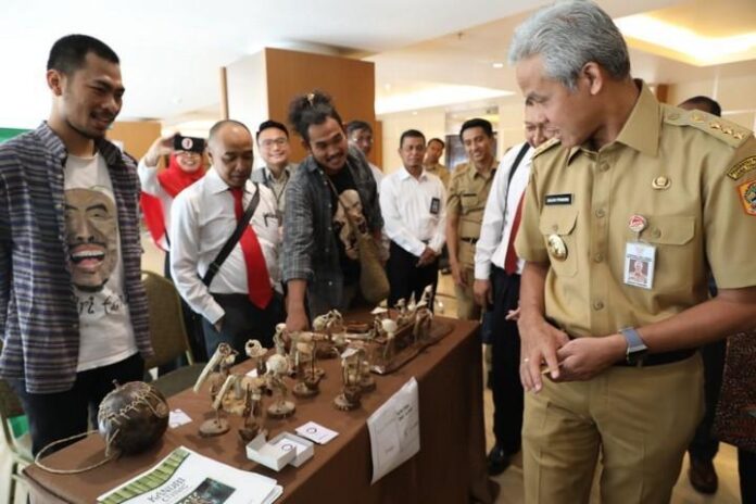 Gubernur Ganjar Pranowo saat melihat produk yang dihasilkan pelaku UKM di Jateng dan berhasil menembus pasar ekspor.