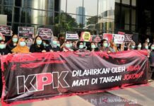 Pegawai KPK membentuk rantai manusia saat acara #SaveKPK soal calon pimpinan KPK bermasalah dan revisi UU KPK di gedung KPK, Jakarta, Jumat (6/9/2019). (Photo: Antaranews)