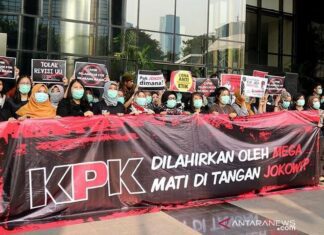 Pegawai KPK membentuk rantai manusia saat acara #SaveKPK soal calon pimpinan KPK bermasalah dan revisi UU KPK di gedung KPK, Jakarta, Jumat (6/9/2019). (Photo: Antaranews)