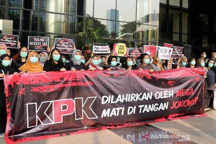 2019-09-13_#SaveKPK Pegawai KPK membentuk rantai manusia saat acara #SaveKPK soal calon pimpinan KPK bermasalah dan revisi UU KPK di gedung KPK, Jakarta, Jumat (6/9/2019). (Photo: Antaranews)
