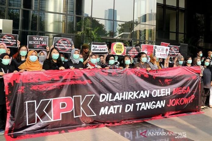 Pegawai KPK membentuk rantai manusia saat acara #SaveKPK soal calon pimpinan KPK bermasalah dan revisi UU KPK di gedung KPK, Jakarta, Jumat (6/9/2019). (Photo: Antaranews)