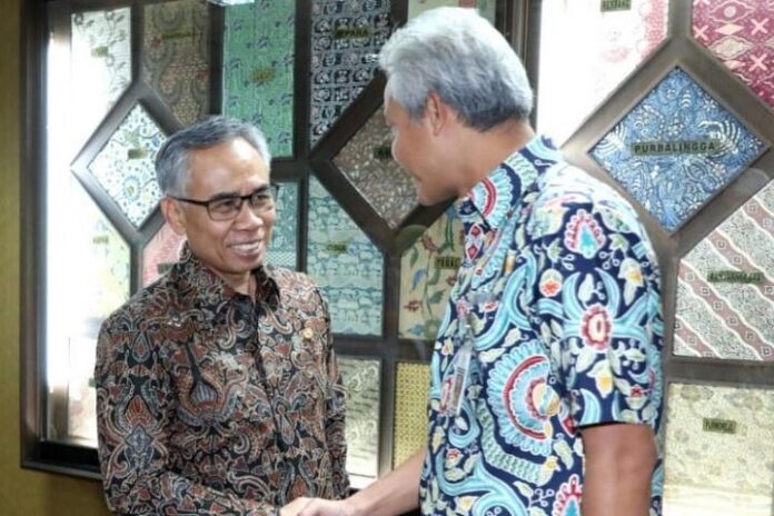 Ketua Komisioner OJK Wimboh Santoso bertemu dengan Gubernur Ganjar Pranowo, Jumat (13/9).