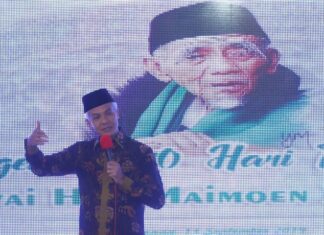 Gubernur Ganjar Pranowo saat mengikuti peringatan 40 hari meninggalnya Mbah Moen, Jumat (13/9).