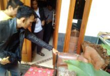 Warga menunjukkan pecahan kaca dari rumah miliknya yang terdampak karena ledakan gudang senjata Mako Brimob.