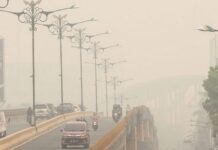 Pengendara menembus kabut asap dampak dari kebakaran hutan dan lahan di Pekanbaru, Riau, Kamis (12/9/2019). (ANTARA)
