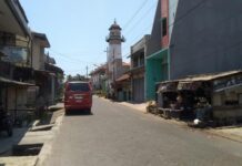 Suasana Kampung Melayu dengan latar Masjid Menara atau Masjid Layur.
