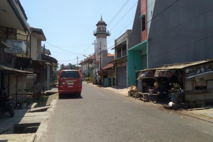 Suasana Kampung Melayu dengan latar Masjid Menara atau Masjid Layur.