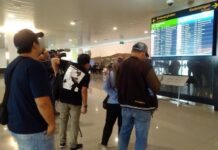 Sejumlah calon penumpang memantau jadwal penerbangan di Bandara Internasional Jenderal Ahmad Yani, Rabu (18/9).