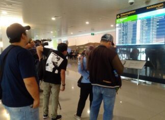 Sejumlah calon penumpang memantau jadwal penerbangan di Bandara Internasional Jenderal Ahmad Yani, Rabu (18/9).
