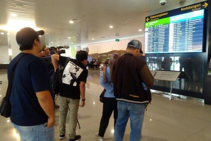 Sejumlah calon penumpang memantau jadwal penerbangan di Bandara Internasional Jenderal Ahmad Yani, Rabu (18/9).