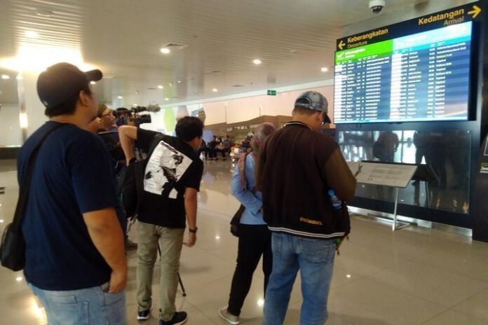 2019-09-18_calon penumpang Sejumlah calon penumpang memantau jadwal penerbangan di Bandara Internasional Jenderal Ahmad Yani, Rabu (18/9).