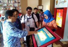 Kabid Pengelolaan Informasi dan Saluran Komunikasi Publik Diskominfo Kota Semarang Sucahyo Kuswirantomo (kiri) menjelaskan soal buku tamu berbasis digital yang wajib diisi warga saat datang ke Pusat Informasi Publik, kemarin.
