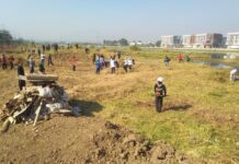 Masyarakat ramai-ramai membersihkan sampah yang menumpuk di bantaran Kanal Banjir Barat, Jumat (20/9).