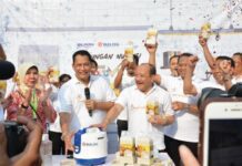 Kepala Perum Bulog RI Budi Waseso menunjukkan beras berfortifikasi sebagai beras sehat.