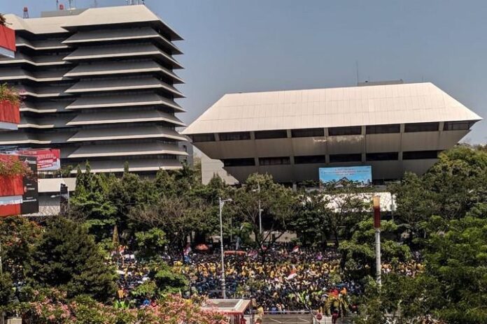 Aksi unjuk rasa mahasiswa di depan kantor gubernuran, Selasa (24/9).