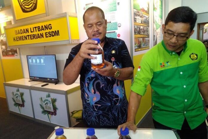 2019-09-24_Dadan Kusdiana (kanan) Kepala Badan Litbang Kementerian ESDM Dadan Kusdiana (kanan) melihat contoh bahan bakar B30 di kantor Dinas ESDM Jateng, belum lama ini.