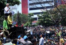 Gubernur Ganjar Pranowo menemui mahasiswa yang menggelar aksi unjuk rasa di kantor gubernuran, Selasa (24/9).