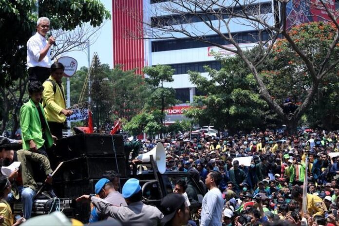 Gubernur Ganjar Pranowo menemui mahasiswa yang menggelar aksi unjuk rasa di kantor gubernuran, Selasa (24/9).