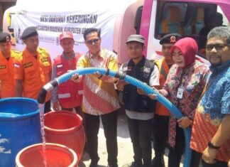 Kepala KPw BI Jateng Soekowardojo secara simbolik mendistribusikan air bersih kepada warga di Kecamatan Kradenan, Grobogan, Selasa (24/9).