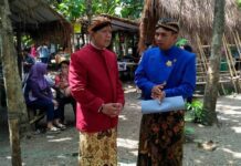 Koordinator Kampung Jawi Kecamatan Gunungpati, Siswanto (kanan) saat mengajak wisatawan menikmati Pasar Jaten.