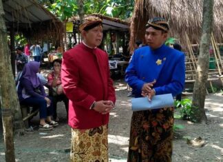 Koordinator Kampung Jawi Kecamatan Gunungpati, Siswanto (kanan) saat mengajak wisatawan menikmati Pasar Jaten.