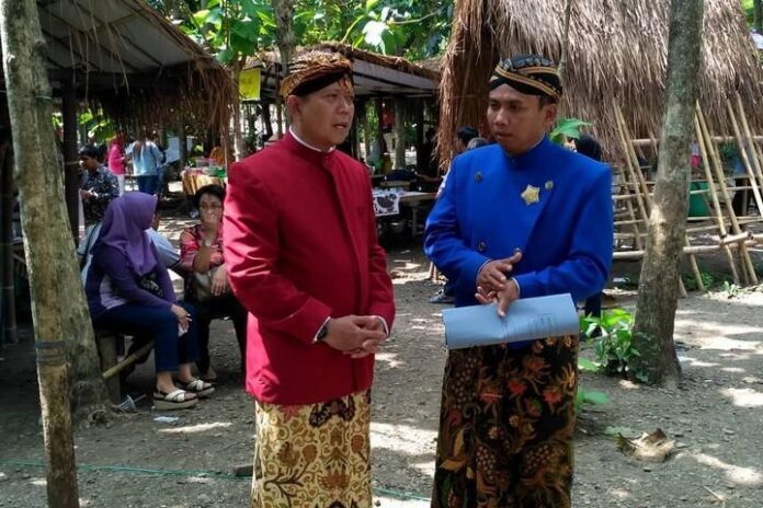 Koordinator Kampung Jawi Kecamatan Gunungpati, Siswanto (kanan) saat mengajak wisatawan menikmati Pasar Jaten.