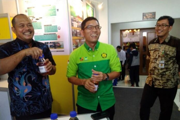 Kepala Dinas ESDM Jawa Tengah Sujarwanto Dwiatmoko (kiri) melihat contoh bahan bakar B30 di kantornya, kemarin.